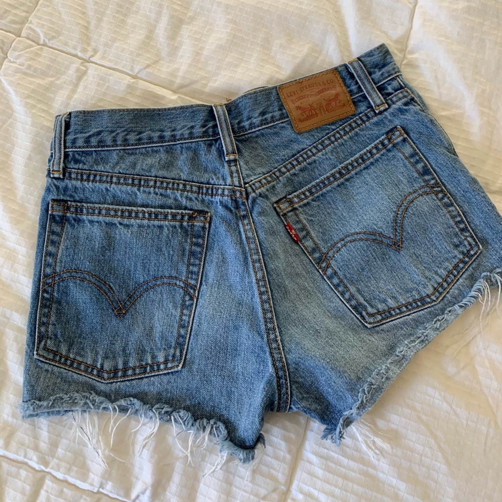 Levi’s 501 mid/high waisted shorts, size 26